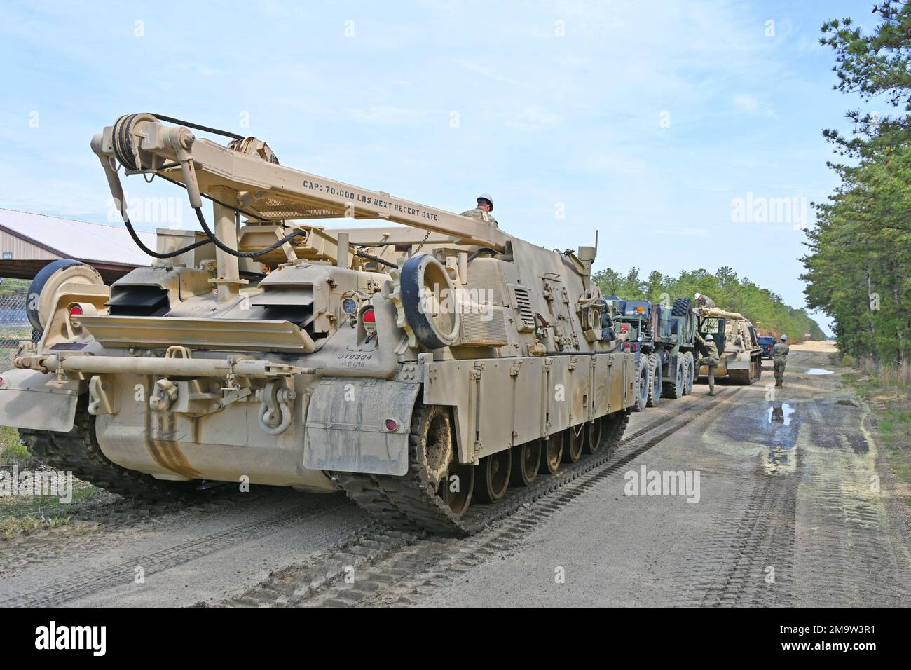 Diese Soldaten der NJARNG RTS-M absolvieren die Vehicle Recovery School, eine Trainingsveranstaltung auf dem Fort Dix Range Complex. Diese Fahrzeuge wurden auf großen Fahrzeugen getestet und in der Bergung geschult, die vom Ingenieurstandort 12 bis zur Reichweite 59C durch verschiedene Geländearten fuhren, darunter Wasser, Schlamm, Sand und andere Geländebedingungen. (Fotos vom Fort Dix [TSC] Training Support Center) Stockfoto