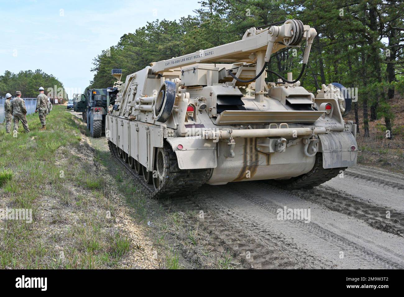 Diese Soldaten der NJARNG RTS-M absolvieren die Vehicle Recovery School, eine Trainingsveranstaltung auf dem Fort Dix Range Complex. Diese Fahrzeuge wurden auf großen Fahrzeugen getestet und in der Bergung geschult, die vom Ingenieurstandort 12 bis zur Reichweite 59C durch verschiedene Geländearten fuhren, darunter Wasser, Schlamm, Sand und andere Geländebedingungen. (Fotos vom Fort Dix [TSC] Training Support Center) Stockfoto