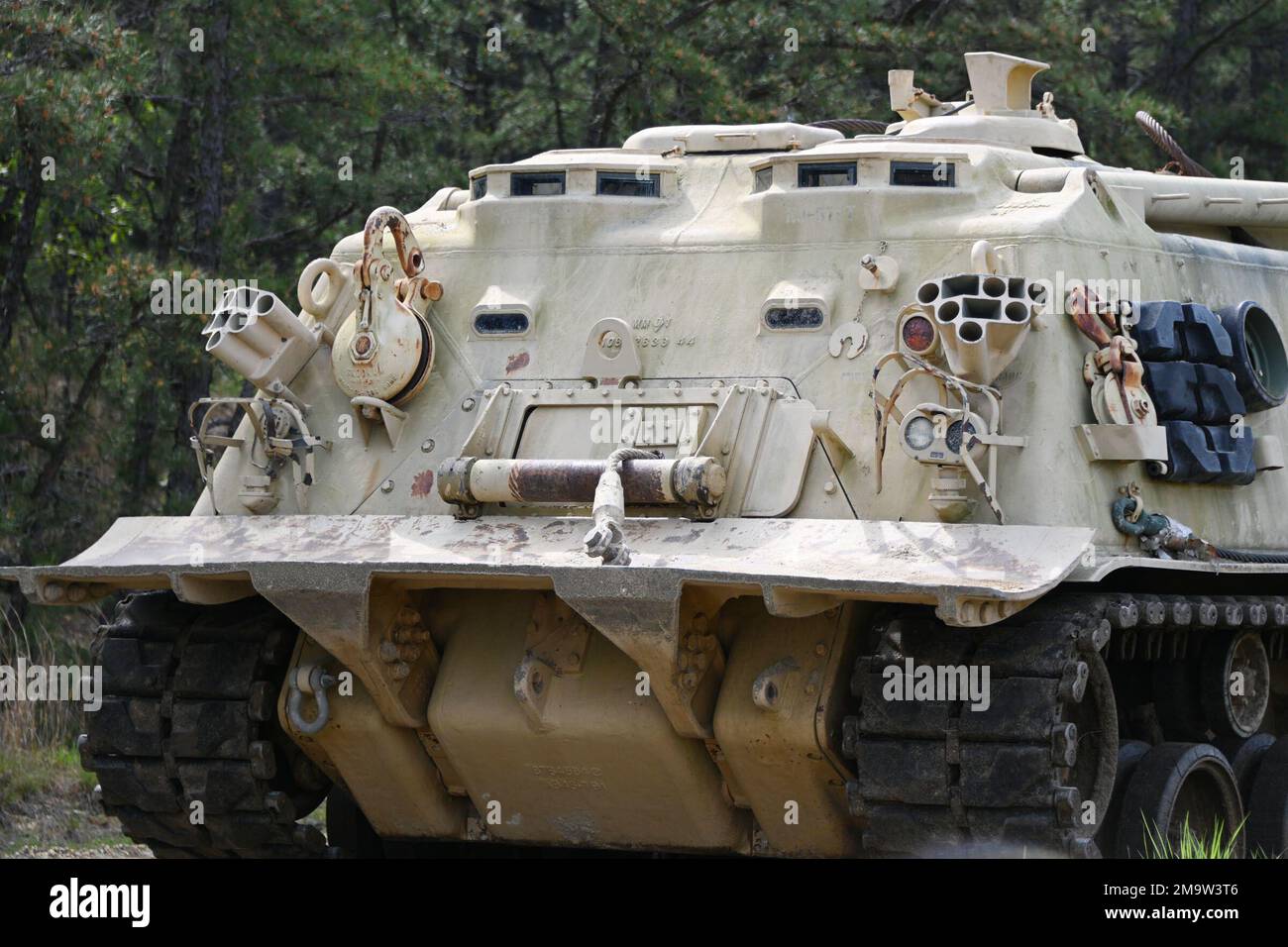 Diese Soldaten der NJARNG RTS-M absolvieren die Vehicle Recovery School, eine Trainingsveranstaltung auf dem Fort Dix Range Complex. Diese Fahrzeuge wurden auf großen Fahrzeugen getestet und in der Bergung geschult, die vom Ingenieurstandort 12 bis zur Reichweite 59C durch verschiedene Geländearten fuhren, darunter Wasser, Schlamm, Sand und andere Geländebedingungen. (Fotos vom Fort Dix [TSC] Training Support Center) Stockfoto