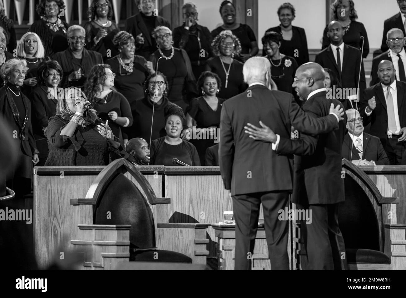 Atlanta, Vereinigte Staaten von Amerika. 15. Januar 2023. US-Präsident Joe Biden, wandelt mit seinem Arm um den Reverend, Sen. Raphael Warnock, während einer Feier von Martin Luther King Jr. Tag in der Ebenezer Baptist Church, 15. Januar 2023 in Atlanta, Georgia. Biden ist der erste amtierende Präsident, der eine Predigt in der Kirche hielt, in der Martin Luther King Jr. Pastor war. Kredit: Adam Schultz/White House Photo/Alamy Live News Stockfoto