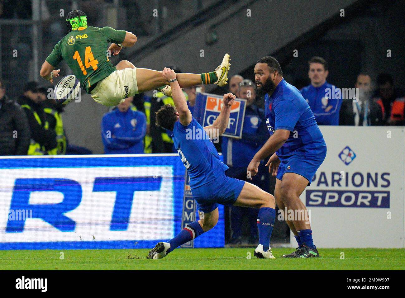 France's Antoine Dupont tackles South Africa's Cheslin Kolbe in midair during the rugby union international between France and South Africa in Marseille, France, Saturday, Nov. 12, 2022. (AP Photo/Daniel Cole) Stockfoto