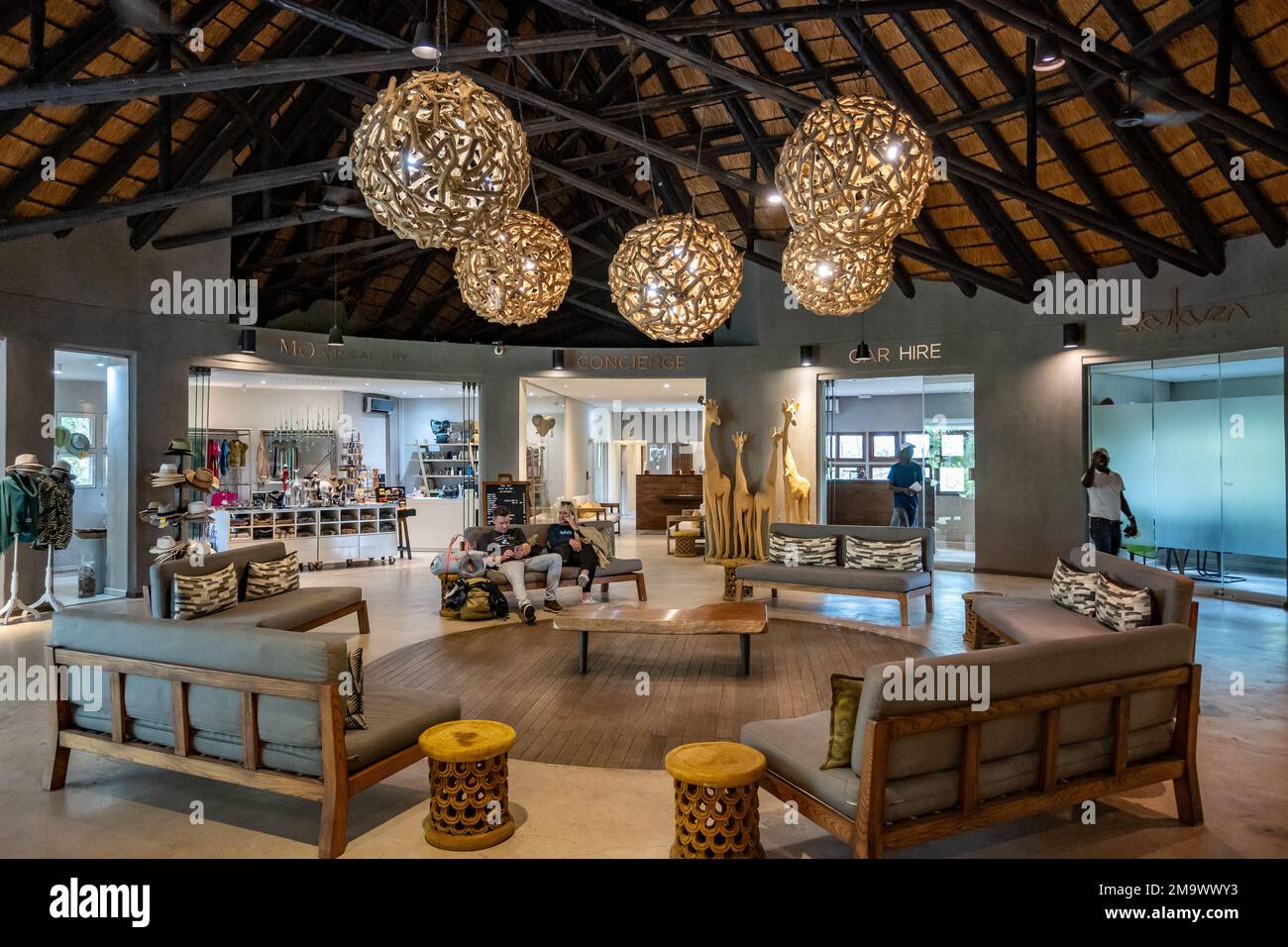 Lobby am Flughafen Skukuza, Tor zum Kruger-Nationalpark, Südafrika. Stockfoto