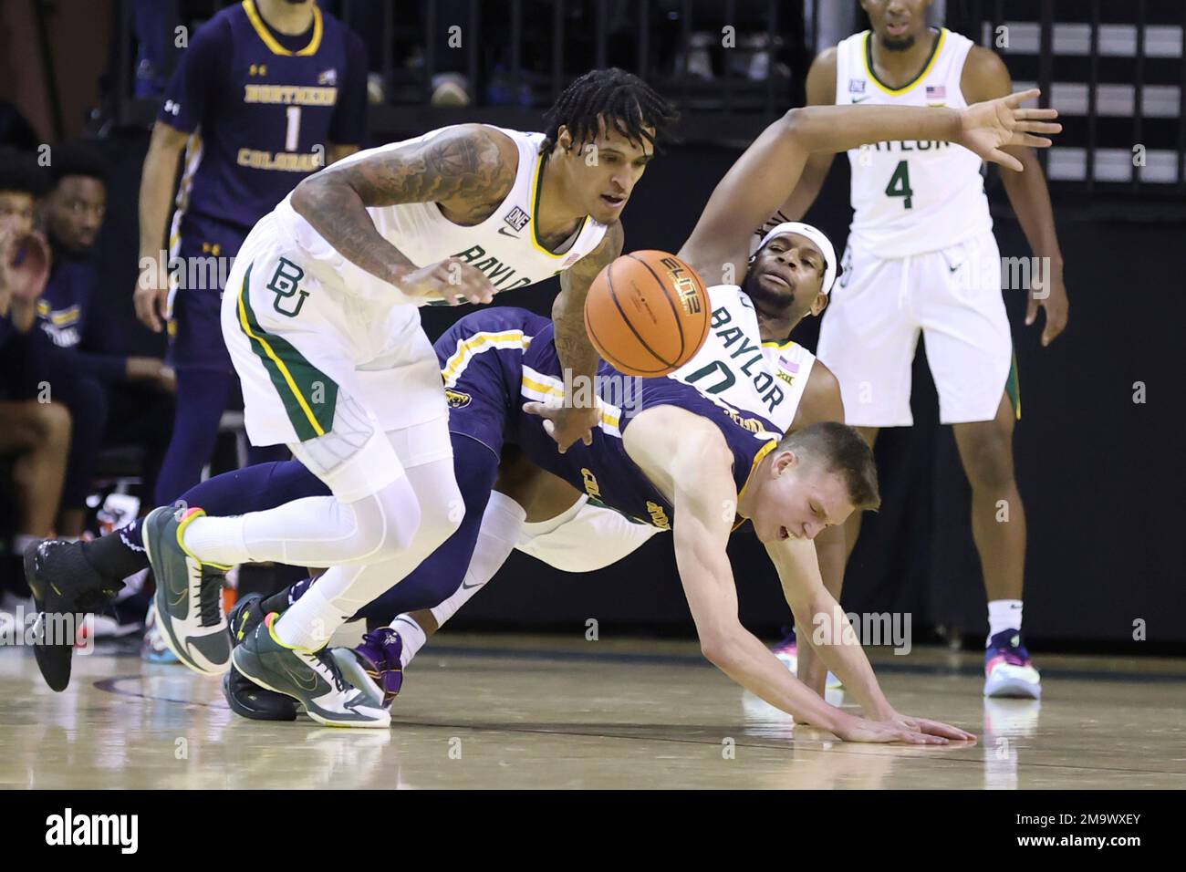 Baylor forward Jalen Bridges, left, grabs a loose ball over Northern Colorado guard Dalton Knecht, center, who blocks out forward Flo Thamba in the second half of an NCAA college basketball game, Monday, Nov. 14, 2022, in Waco, Texas. (AP Photo/Rod Aydelotte( Stockfoto