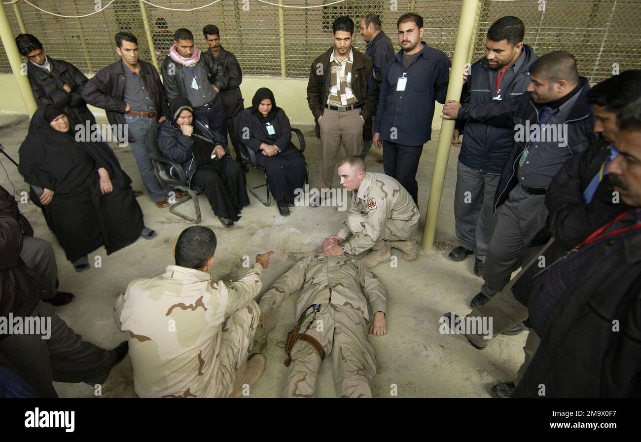 040111-F-7234P-010. Basis: Bagdad International Airport Country: Iraq (IRQ) Scene Major Command gezeigt: 186 Military Police Company, 744 Stockfoto