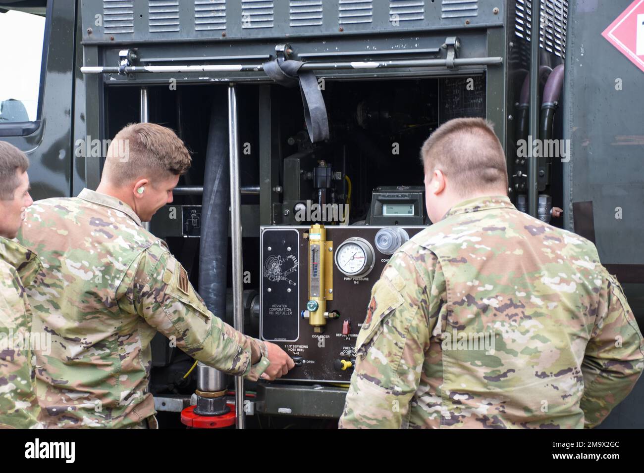 Master Sgt. Max Miller, 442d Logistics Readiness Squadron Petroleum, Oil and Gleitmittel Flug NCOIC, trainiert Senior Airmen Waylon Helverson und Ben Krieger in Betrieb eines Treibstoff-Lkws am 20. Mai 2022 in Royal Air Force Mildenhall, England. Da die 442d-Mitglieder nicht genug Zeit hatten, um ihre RAF Mildenhall Flightline-Fahrerzertifikate zu erhalten, konnten sie die Betankung nicht alleine durchführen, sondern hatten die Möglichkeit, den 100 LRS POL-Flug zu begleiten und zu unterstützen. Stockfoto