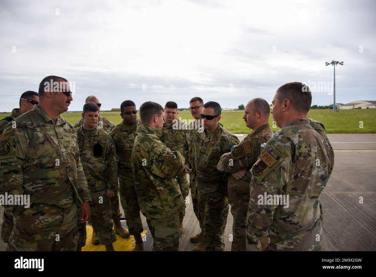 Master Sgt. William Judge, III., 100 LRS Fuels Operations Section Chief, gibt dem 442d Logistics Readiness Squadron Petroleum, OIL and Gleitmittel ein Briefing über die Prinzipien des Forward Area Refuling Points 20. Mai 2022 in Royal Air Force Mildenhall, England. Die Einweisung setzte die Schulung am Vortag fort, in der der POL-Flug 442 lernte, ein FARP-Kit einzupacken und den Tankschlauch zu verlegen. Stockfoto