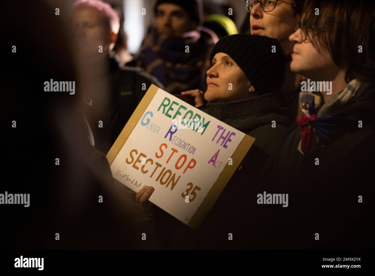 London, Großbritannien. 18. Januar 2023. Während der Kundgebung in der Downing Street wird ein Protestteilnehmer mit einem Plakat gesehen. Menschen aus der transgender Community versammelten sich in der Downing Street zu einer Kundgebung, um Schottlands Gender-Reform-Gesetzesentwurf durch die britische Regierung zu blockieren. Das neue Gesetz zur Anerkennung der Geschlechter wurde im Dezember 2022 im schottischen Parlament verabschiedet, aber die britische Regierung berief sich am 16. Januar 2023 auf Abschnitt 35 des Schottland Act von 1998, der es der britischen Regierung erlaubt, zu verbieten, dass ein Gesetz Gesetz Gesetz wird. (Foto: Hesther Ng/SOPA Images/Sipa USA) Guthaben: SIPA USA/Alamy Live News Stockfoto