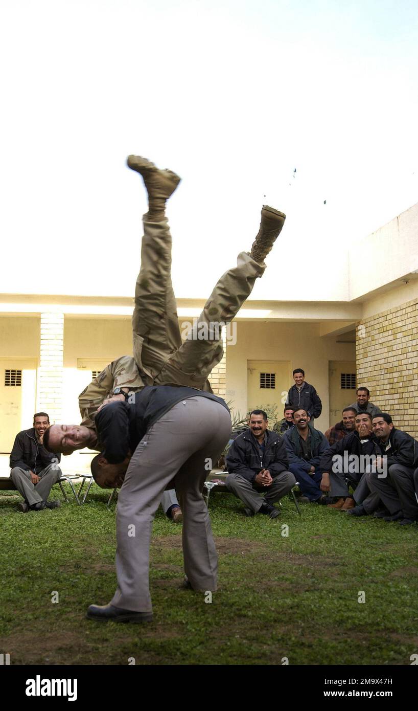 040116-F-7234P-026. Operation/Serie: IRAKISCHE FREIHEITSBASIS: Bagdad Land: Irak (IRQ) Hauptkommando gezeigt: 186 Militärpolizeifirma Stockfoto