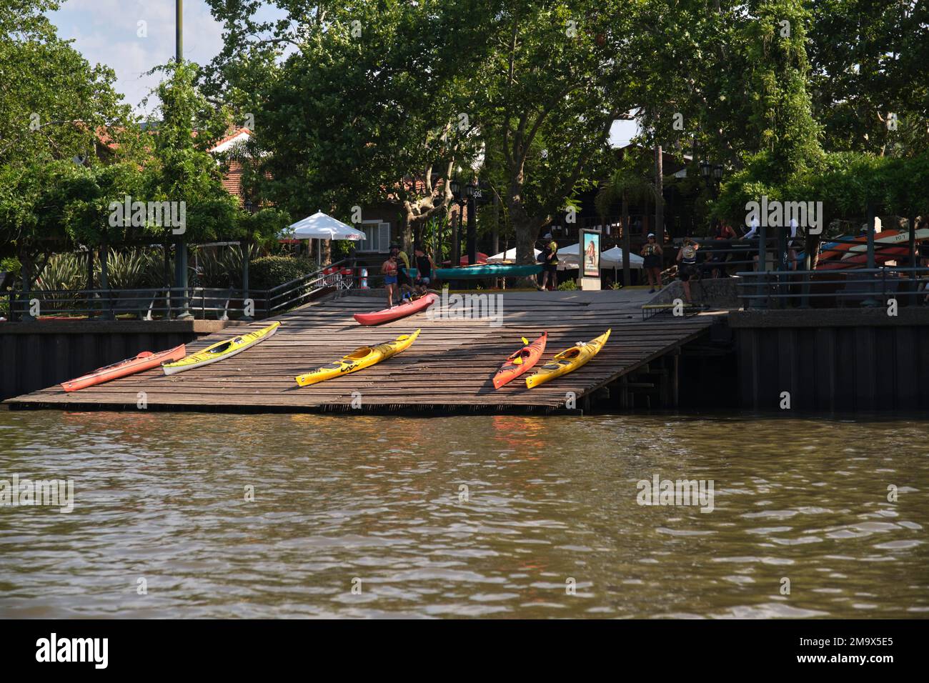 Tigre, Buenos Aires, Argentinien, Januar 11 2022: Kajaks am Ufer des Lujan Stockfoto