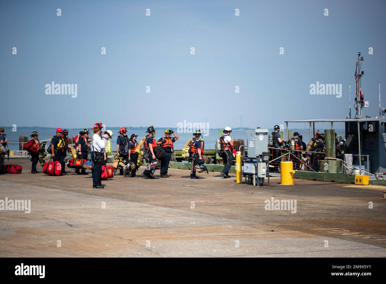 220520-F-AD372-0165 FORT EUSTIS, VIRGINIA Feuerwehrleute, die am 30. Marine Fire Fighting Symposium teilnahmen, befördern Schiffe der James River Reserve Fleet auf der Joint Base Langley-Eustis, Virginia, 20. Mai 2022. An der Schulung nahmen 100 Feuerwehrleute teil, die mehr als 50 Stunden Unterricht und praktische Schulung erhielten, die den Betrieb in der Meeresumwelt, Terminologie, Schiffe und Einrichtungen sowie die Einarbeitung von Schiffen beinhaltete. JBLE, Joint Base Langley-Eustis, Marine Fire Fighting Symposium, Maritime Feuerbekämpfung, Stockfoto