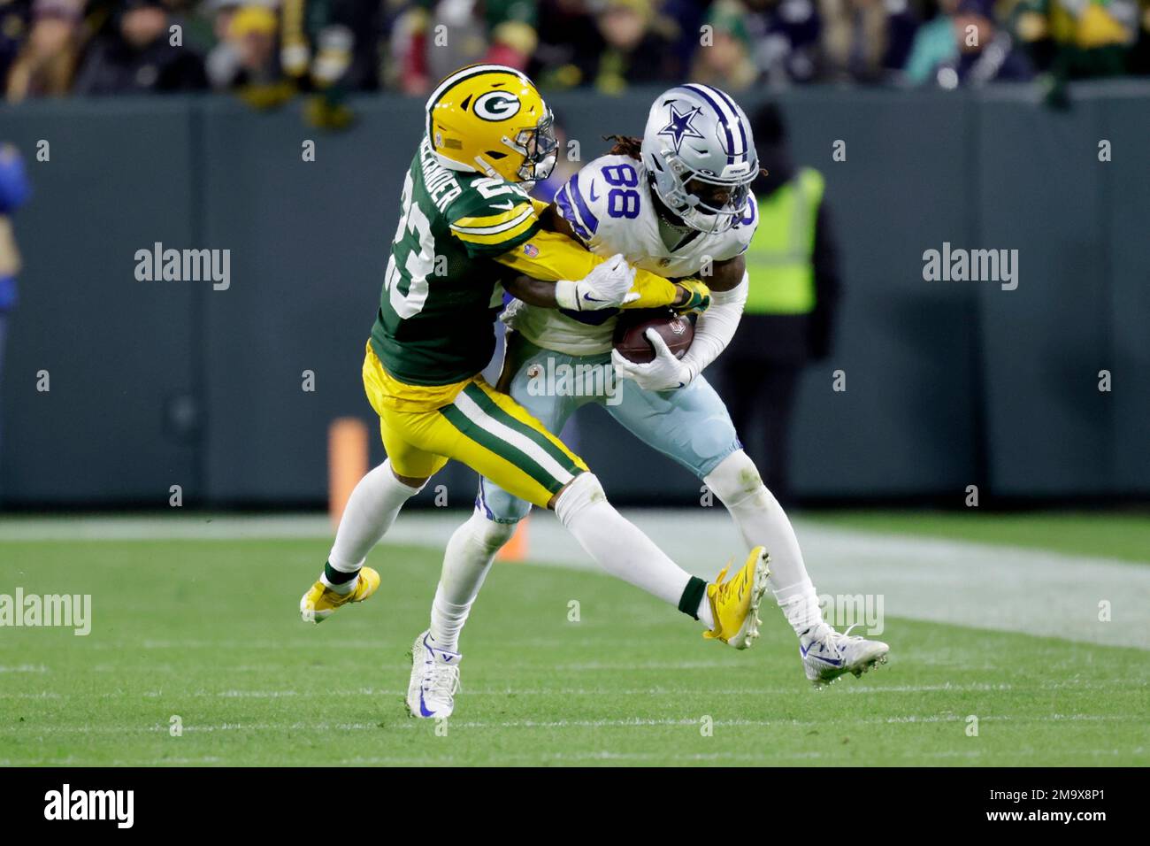 Dallas Cowboys wide receiver CeeDee Lamb (88) is stopped after catching a pass by Green Bay Packers cornerback Jaire Alexander (23) during the first half of an NFL football game Sunday, Nov. 13, 2022, in Green Bay, Wis. (AP Photo/Matt Ludtke) Stockfoto