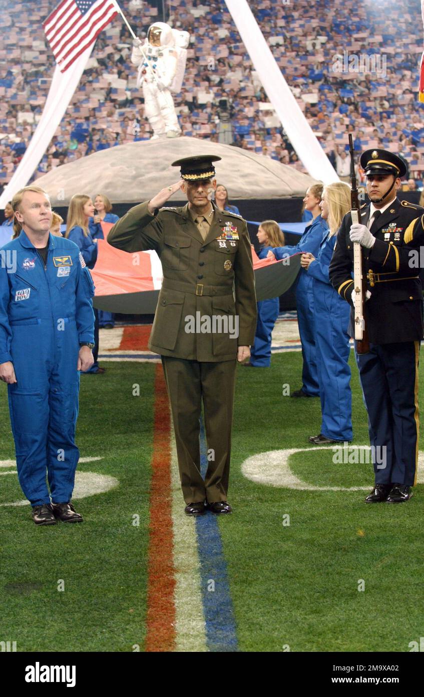 040201-F-0082H-003. GENERAL (GEN) Peter Pace, Vice Chairman of the Joint Chief's of Staff (JCS) DES US Marine Corps (USMC), salutiert während des Spiels der Nationalhymne im SUPERBOWL XXXVIII (38) im Houston Astrodome, Texas (TX). Stockfoto