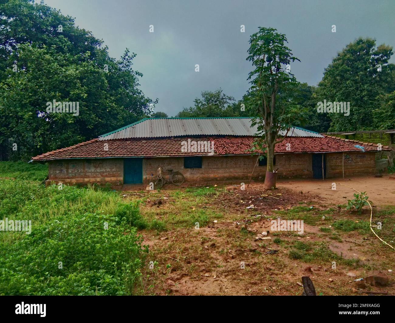 12.07.2021. Purulia, westbengalen, Indien. Ländliches indien lange Hütte aus Schlamm Stockfoto