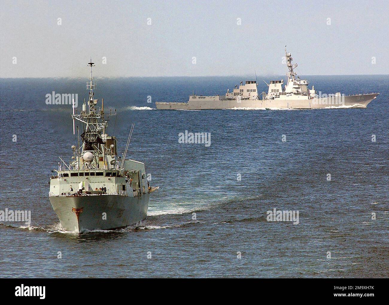 Die Canadian Navy Halifax Class Patrol Frigate her Majestys Canadian Ship (HMCS) TORONTO (FFH 333) (links) und die US Navy (USN) Guided Missile Destroyer USS BULKELEY (DDG 84) bei Manövern auf See. Land: Unbekannt Stockfoto