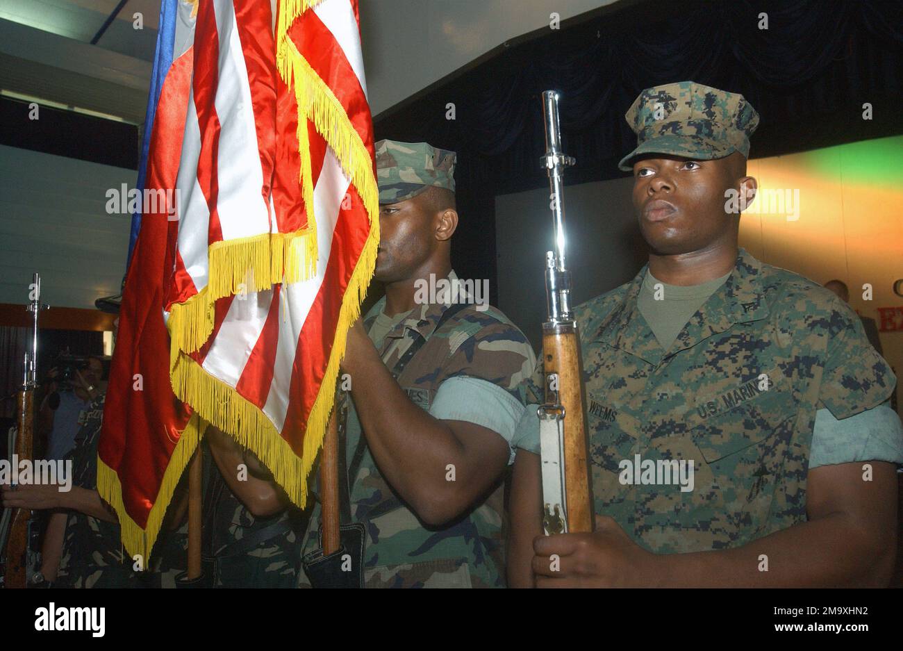040223-M-7403H-002. [Complete] Szene Caption: The Joint US and Philippine Flag Detail, bestehend aus den Streitkräften der Philippinen (AFP), Sergeant der philippinischen Luftwaffe (PAF) (SGT) Emanuel Pastrana (links), Security Escort Group; AFP, STAFF Sergeant (SSGT) der philippinischen Armee Samuel Tabuga (zweiter von links), Security Escort Group; Sergeant (SGT) des US Marine Corps (USMC) Eric Johnson (Zweiter von rechts), Safety Officer; und USMC Lance Corporal (LCPL) Donarell Weems (rechts), Heavy Equipment Mechanic, präsentieren die Farben beider Nationen zu Beginn der Eröffnungszeremonien für die Übung BALIKATAN Stockfoto