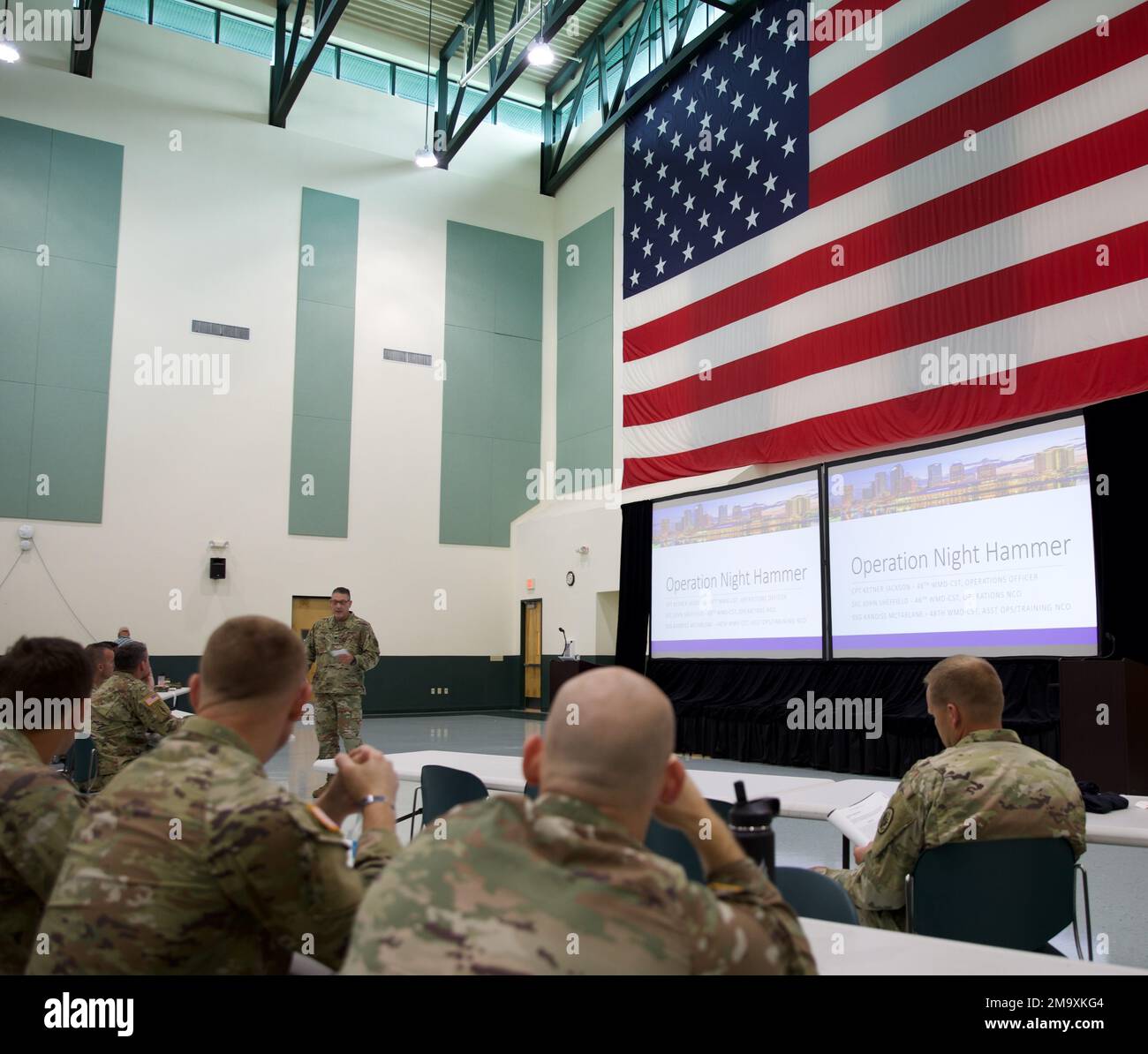 Florida Army National Guard, LT. Oberstleutnant Mark Bianchi, 48. Civil Support Team (WMD-CST) Commander, informiert die lokalen, bundesstaatlichen und bundesstaatlichen Behörden sowie andere CST-Teams aus N.Y., I.L., S.C., G.A. und N.C., Bei C.W. Bill Young Armed Forces Reserve Center während Operation Night Hammer, 22. Mai 2022. Operation Night Hammer ist die erste Ausbildungsmaßnahme ihrer Art, die mit anderen Staaten und Einrichtungen koordiniert und zusammenarbeitet, um chemische, biologische, radiologische, nukleare und explosive Stoffe (CBRNE) zu identifizieren. Stockfoto