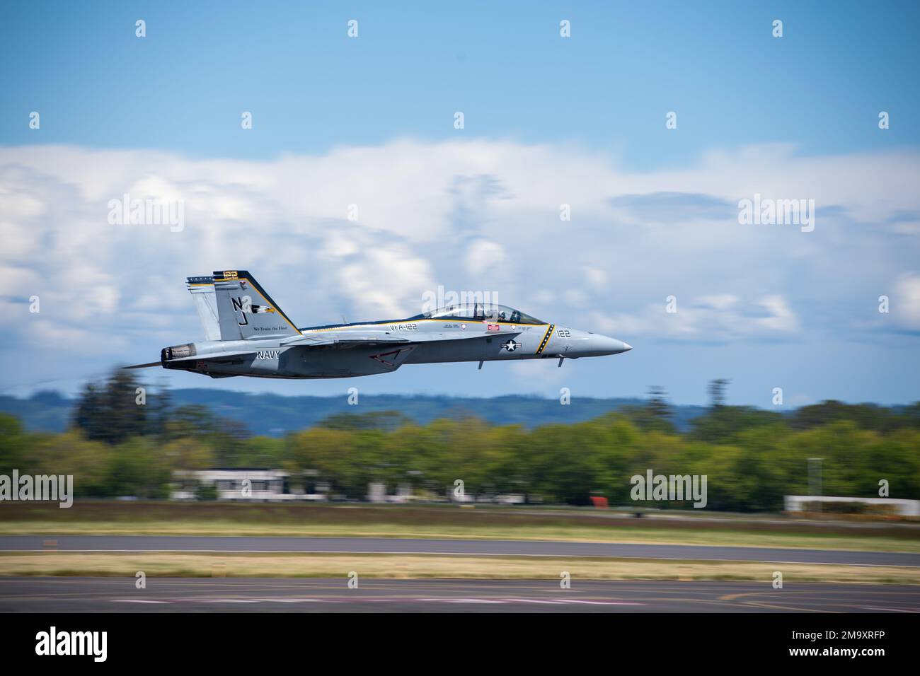 220521-N-EV253-1909 HILLSBORO, OR (21. Mai 2022) – LT. Amanda Lee, zugewiesen zum Strike Fighter Squadron (VFA) 106’s Rhino Demo Team, manövriert ein F/A-18E Super Hornet auf der Oregon International Air Show 2022 in Hillsboro, Oregon, 20-22. Mai. Während der Show konnten mehr als 100.000 Teilnehmer ein ausschließlich aus Frauen bestehendes US-Team beobachten und mit ihm interagieren Navy-Piloten und Crew, und sehen Sie sich die USA an Navy Aircraft einschließlich F-35C Lightning II, CMV-22 Osprey, EA-18G Growler, F/A-18E Super Hornet, C-2A Greyhound, EP-3E Aries II und MH-60s und MH-60R Seahawk Hubschrauber. Stockfoto