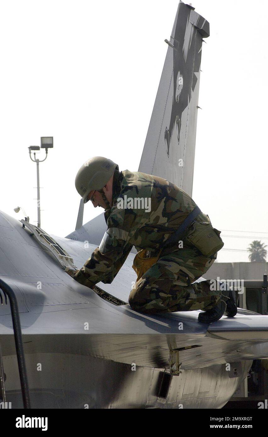 040305-F-6175D-112. Basis: Fresno Air National Guard Base Bundesstaat: Kalifornien (CA) Land: Vereinigte Staaten von Amerika (USA) Stockfoto