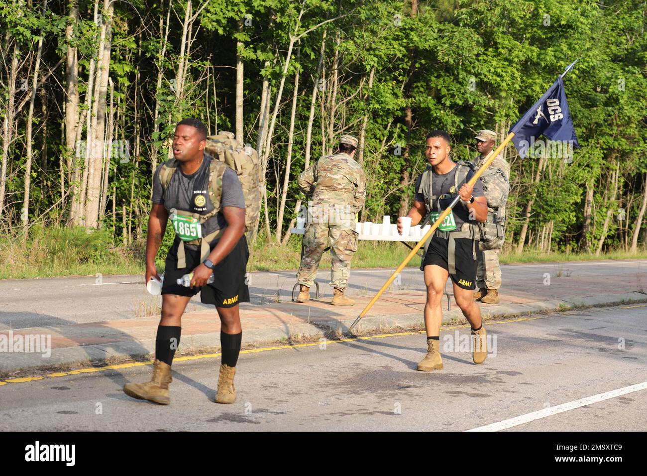 RALEIGH, N.C. - die North Carolina National Guard beherbergt über 100 Läufer und rucker, die am 21. Mai 8. 2022 am jährlichen Minuteman Muster 5 km Run und Rackrennen im Joint Forces Headquarters in Raleigh, North Carolina, teilnehmen. Die Veranstaltung ermöglichte es Soldaten, ihren Familien und Freunden, an einem guten Wettkampf teilzunehmen. Die Teilnehmer liefen oder trugen 35-Pfund-Rucksäcke auf dem Rücken, um der Stärke und Stärke der Miliz, nach der das Rennen benannt wurde, zu gedenken. (Foto von Sergeant Wayne Becton, North Carolina National Guard) Stockfoto