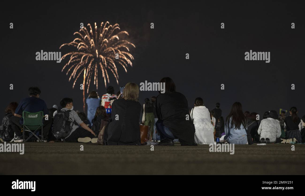 Zuschauer sehen das Feuerwerk beim Japanese-American Friendship Festival 2022 auf dem Luftwaffenstützpunkt Yokota, Japan, am 21. Mai 2022. Das zweitägige Festival bot Besuchern die Gelegenheit, mehr über die bilaterale Partnerschaft zwischen den USA und Japan zu erfahren und gleichzeitig die Bindungen zwischen Yokota und den lokalen Gemeinschaften zu stärken. Yokota konnte die Veranstaltung mit Unterstützung der Japan Self-Defense Force, der Schwesterdienste und der lokalen Gemeinschaft ausrichten. Stockfoto