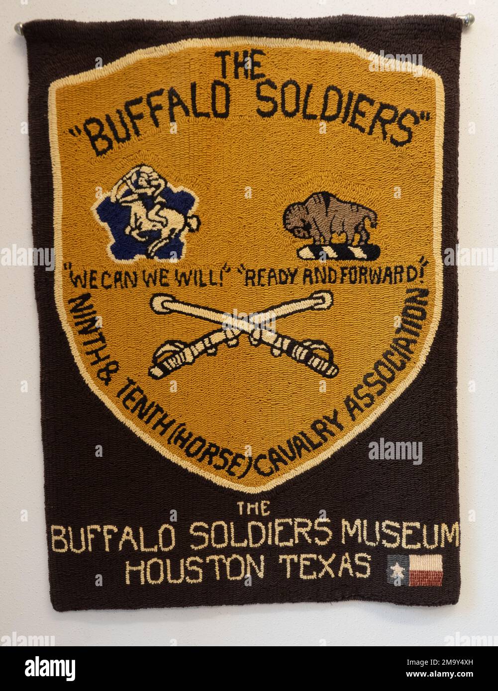 Banner aus Schlingengarn mit Schild und Abzeichen für Buffalo-Soldaten. Das schwarz-goldene Banner ist im Buffalo Soldier Nat'l Museum Stockfoto