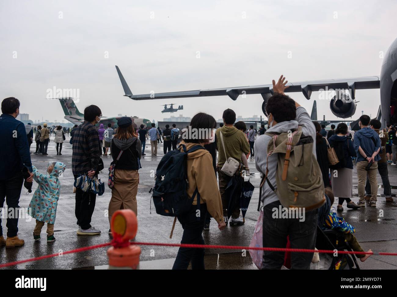 Am 21. Mai 2022 winken die Teilnehmer beim Friendship Festival 2022 auf dem Luftwaffenstützpunkt Yokota, Japan, einem CV-22 Osprey zu. Das zweitägige Festival bot Besuchern die Gelegenheit, mehr über die bilaterale Partnerschaft zwischen den USA und Japan zu erfahren und gleichzeitig die Bindungen zwischen Yokota und den lokalen Gemeinschaften zu stärken. Yokota war in der Lage, die Veranstaltung mit Unterstützung der japanischen Selbstverteidigungseinheit, der Schwesterdienste und der lokalen Gemeinschaft auszurichten. Stockfoto