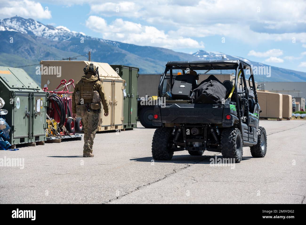 Bombenentschärfung Flugzeuge vom Luftwaffenstützpunkt Mountain Home, Idaho, bereiten Sie sich vor, eine simulierte, nicht explodierte Verordnung als Teil der Übung Raging Gunfighter 22-2 am Luftwaffenstützpunkt Hill, Utah, 21. Mai 2022 zu zerlegen und zu entsorgen. Raging Gunfighter baut auf Übungen wie PACIFIC IRON und Raging Gunfighter 22-0 bis 22-1,5 auf und testet die Fähigkeit des Flügels, Führungsflügel auszuüben. Stockfoto