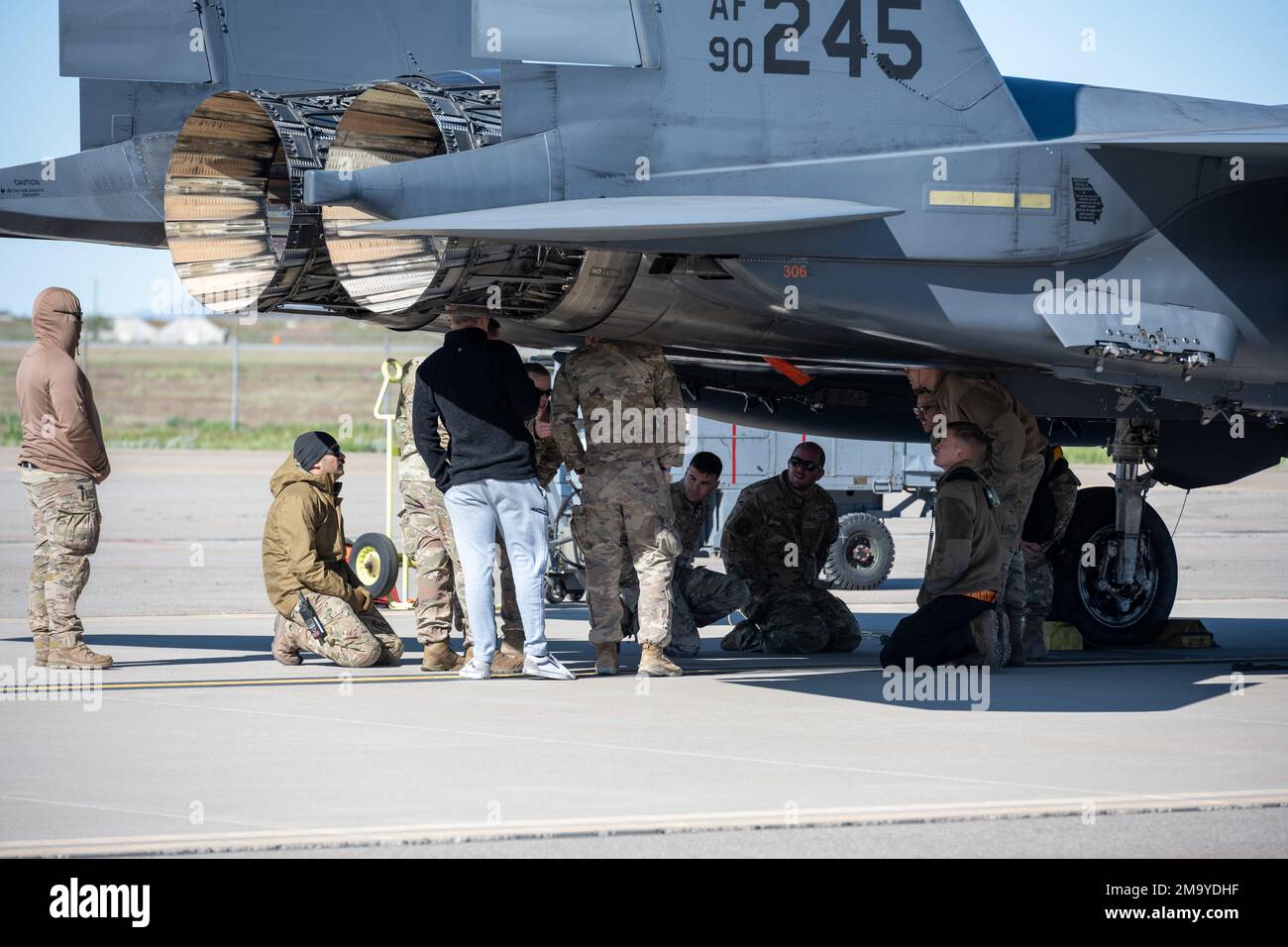 Mitglieder der 366. Fighter Wing Maintenance Group diskutieren Taktiken und Protokolle während der Übung Raging Gunfighter 22-2 am Hill Air Force Base, Utah, 21. Mai 2022. Raging Gunfighter simuliert potenzielle Einsatzbedingungen und Einsätze im Rahmen der Initiative „Lead Wing“ des Luftschutzkommandos im Einklang mit der nationalen Verteidigungsstrategie. Stockfoto