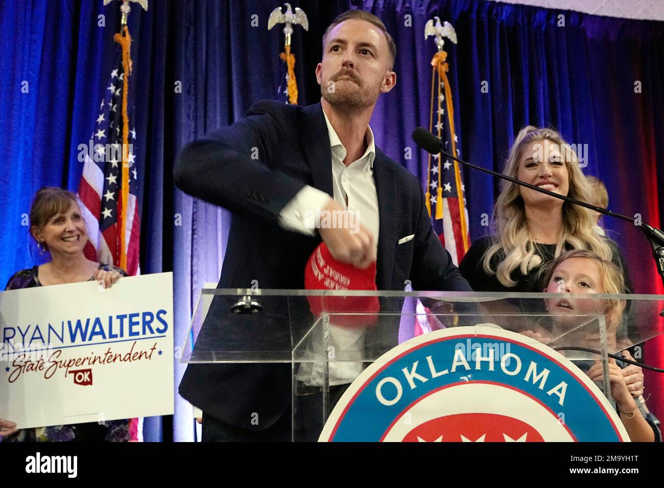 Ryan Walters, Republican candidate State Superintendent of Public Instruction, throws a "Make America Great Again" cap to the crowd while speaking at a Republican Party election watch party Tuesday, Nov. 8, 2022, in Oklahoma City. (AP Photo/Sue Ogrocki) Stockfoto