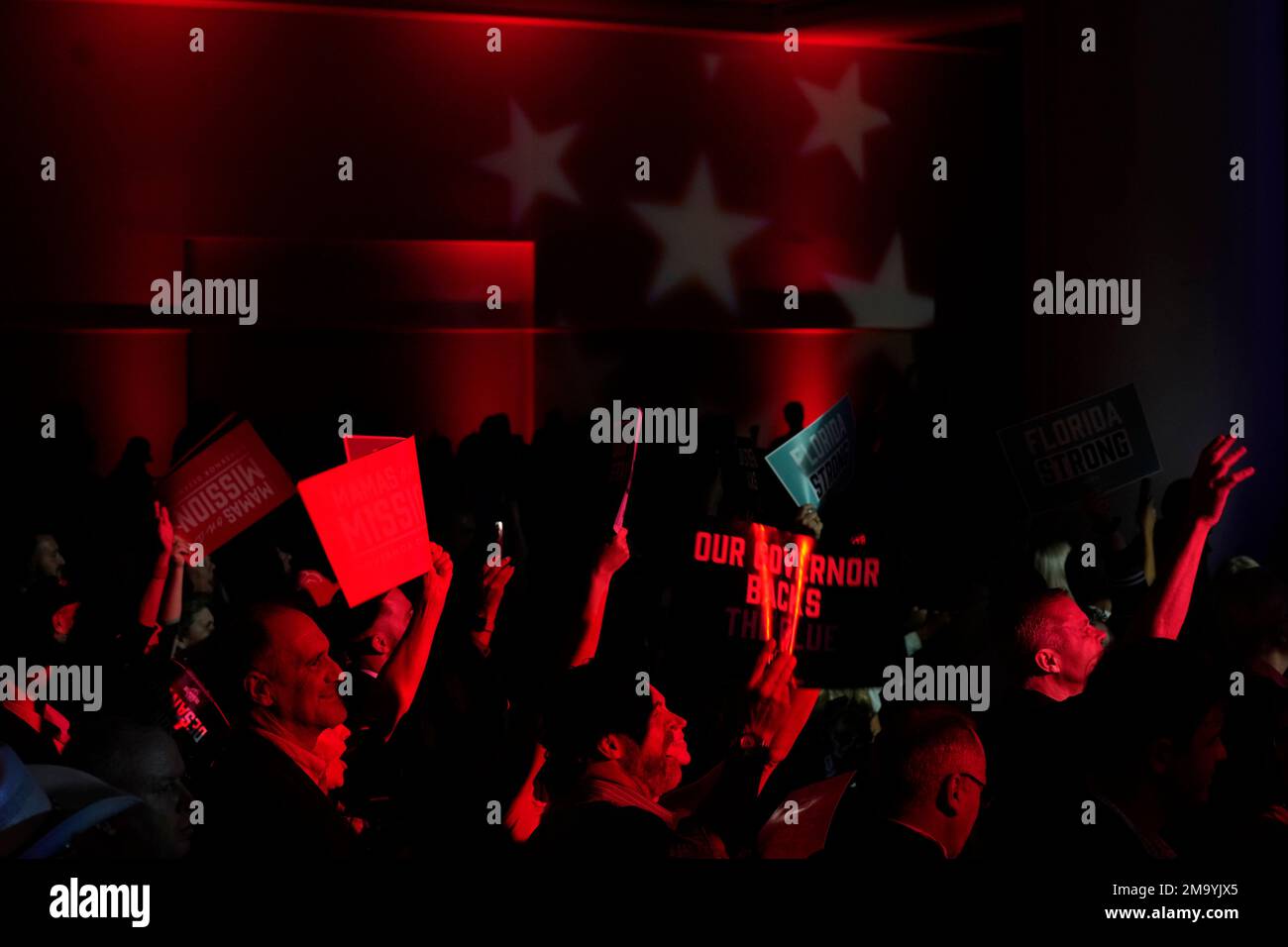 People arrive before incumbent Florida Republican Gov. Ron DeSantis speaks to supporters during an election night party, in Tampa, Fla., Tuesday, Nov. 8, 2022. (AP Photo/Rebecca Blackwell) Stockfoto