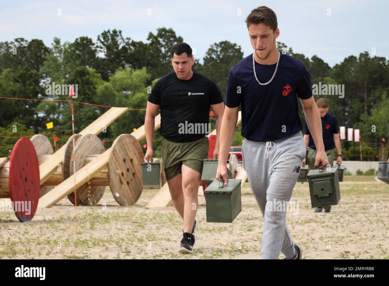 USA Marinekorps Staff Sgt. Luis Perez, Stationsführer der Recruiting-U-Bahnstation Myrtle Beach, Recruiting Station Columbia, leitet Munition Can-Runs während des Myrtle Beach Beast Terrain Race in Myrtle Beach, South Carolina, 21. Mai 2022. Anwerber und Poolees wurden eingeladen, das Myrtle Beach Beast Terrain Race für ihre monatliche Poolveranstaltung zu veranstalten. Dieses Ereignis bestand aus über 20 verschiedenen Hindernissen, ähnlich denen im Boot Camp des Marine Corps, das sie sowohl körperlich als auch geistig herausforderte. Stockfoto