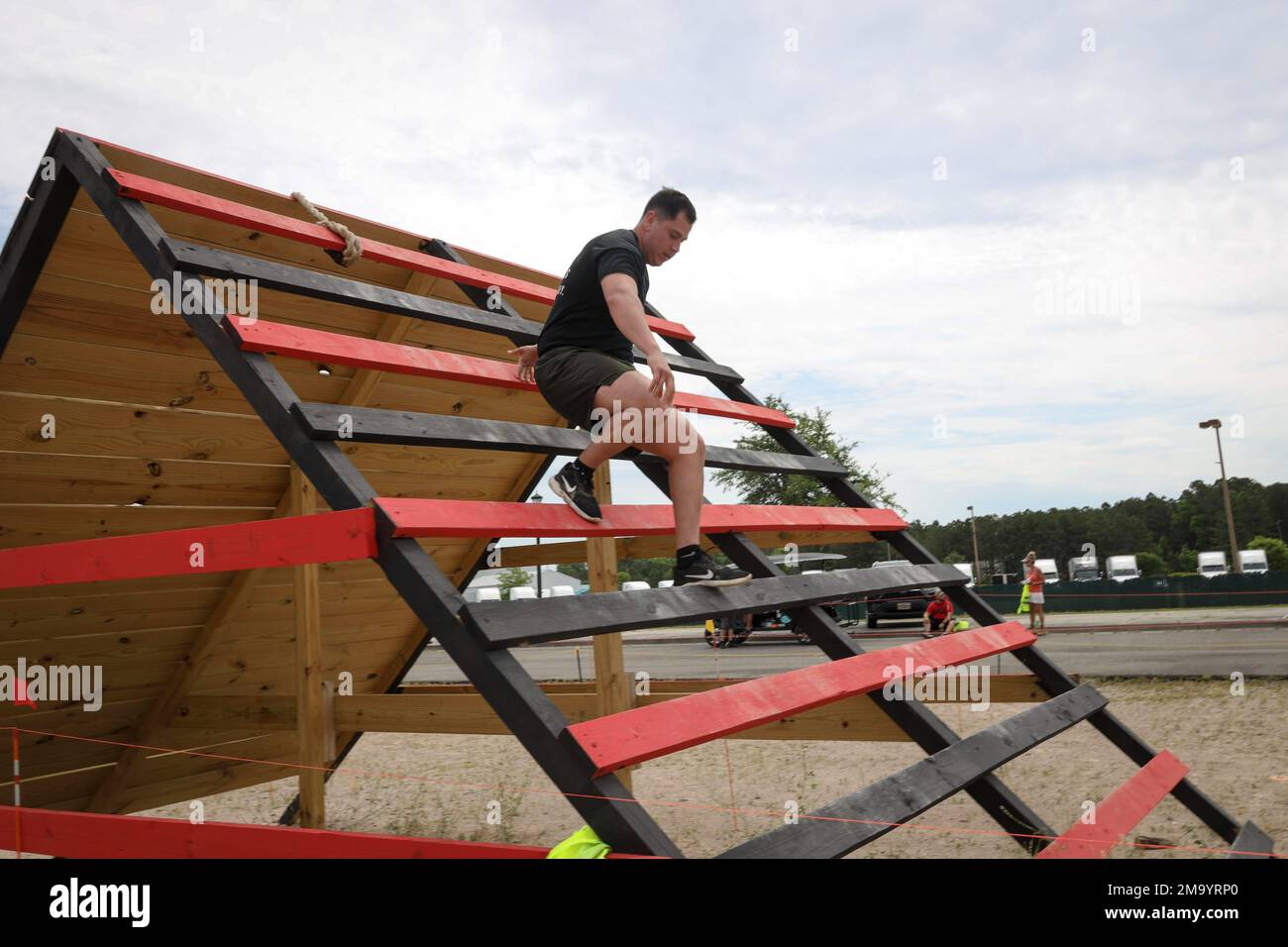 USA Marinekorps Staff Sgt. Luis Perez, Stationsführer der Recruiting Sub Station Myrtle Beach, Recruiting Station Columbia, klettert während des Myrtle Beach Beast Terrain Race in Myrtle Beach, South Carolina, am 21. Mai 2022 von einem Hindernis herunter. Anwerber und Poolees wurden eingeladen, das Myrtle Beach Beast Terrain Race für ihre monatliche Poolveranstaltung zu veranstalten. Dieses Ereignis bestand aus über 20 verschiedenen Hindernissen, ähnlich denen im Boot Camp des Marine Corps, das sie sowohl körperlich als auch geistig herausforderte. Stockfoto