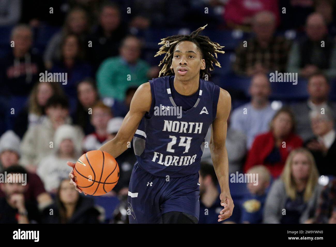 North Florida forward Jadyn Parker controls the ball during the second half of an NCAA college basketball game against Gonzaga, Monday, Nov. 7, 2022, in Spokane, Wash. (AP Photo/Young Kwak) Stockfoto
