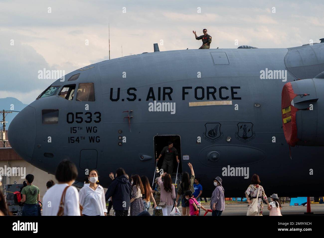 Captain Logan Hawke, 535. Airlift-Geschwader, winkt den Besuchern des Festivals von der Spitze eines C-17 Globemaster III beim Friendship Festival 2022 auf dem Yokota Air Base, Japan, 22. Mai 2022. Das Festival bot Besuchern die Gelegenheit, die Partnerschaft zwischen den USA und Japan kennenzulernen und zu feiern und gleichzeitig die Bindungen zwischen Yokota und den lokalen Gemeinden zu stärken. Stockfoto