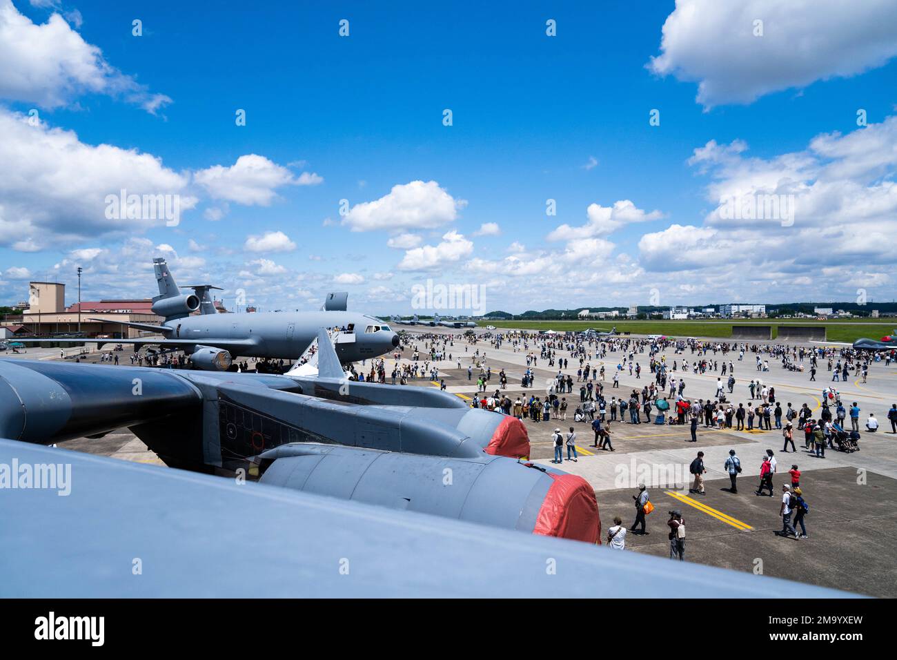 Festivalgäste besichtigen beim Friendship Festival 2022 am Luftwaffenstützpunkt Yokota am 22. Mai 2022 statische Ausstellungen verschiedener Flugzeugtypen. Das Festival bot Besuchern die Gelegenheit, die Partnerschaft zwischen den USA und Japan kennenzulernen und zu feiern und gleichzeitig die Bindungen zwischen Yokota und den lokalen Gemeinden zu stärken. Stockfoto