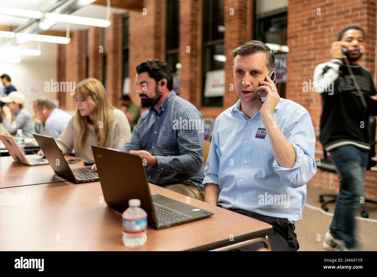 Rhode Island General Treasurer and Democratic candidate for the state's 2nd Congressional District, Seth Magaziner, calls voters from a campaign office in Providence, R.I., Monday, Nov. 7, 2022, the night before the midterm election. (AP Photo/David Goldman) Stockfoto