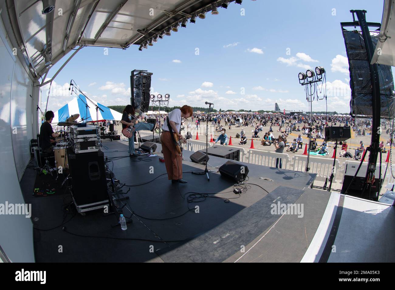 Eine Band tritt am 22. Mai beim Friendship Festival 2022 auf dem Luftwaffenstützpunkt Yokota in Japan auf. Das zweitägige Festival bot Besuchern die Gelegenheit, mehr über die bilaterale Partnerschaft zwischen den USA und Japan zu erfahren und gleichzeitig die Bindungen zwischen Yokota und den lokalen Gemeinschaften zu stärken. Yokota konnte die Veranstaltung mit Unterstützung der Japan Self-Defense Force, der Schwesterdienste und der lokalen Gemeinschaft ausrichten. Stockfoto