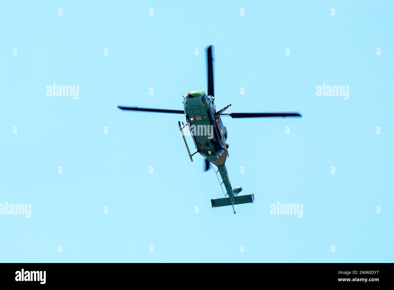 Nahaufnahme des fliegenden Hubschraubers vor dem isolierten blauen Himmel. Indischer Luftwaffe-Hubschrauber. Stockfoto