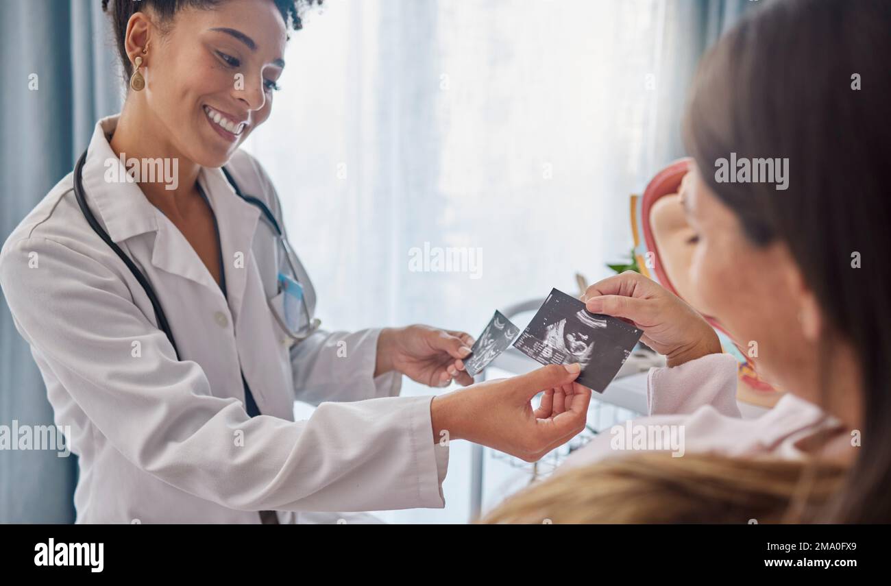 Arzt, Schwangere und Ultraschallbild mit Glück, Begeisterung und Familienplanung in der Klinik. Schwarze Frau Sanitäterin, Ultraschallbild und Gesundheitswesen Stockfoto