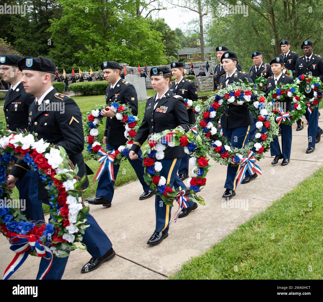 Soldaten der 28. Infanteriedivision tragen Kränze, um an den verschiedenen Gedenkstätten während des 28. ID Memorial Service in Boalsburg, Pa, zu liegen An jeder Gedenkstätte legte der Soldat den Kranz und Salut zu Ehren der Soldaten, die das ultimative Opfer brachten Stockfoto