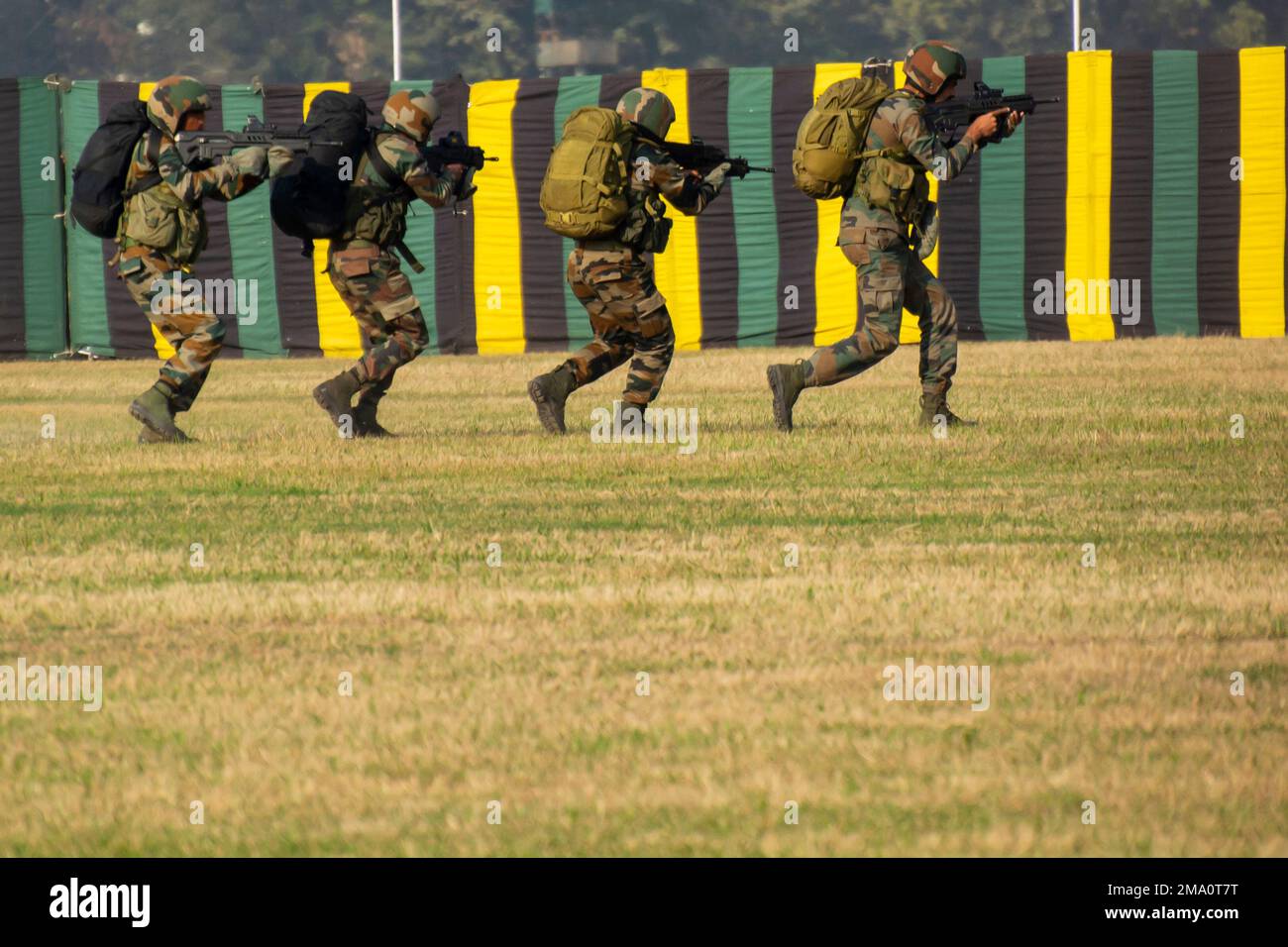 Kalkutta, Indien, 15. Dezember 2022. In einer Armeeübung demonstriert die indische Armee ihre Effizienz gegen Militanten vor der Öffentlichkeit. Stockfoto