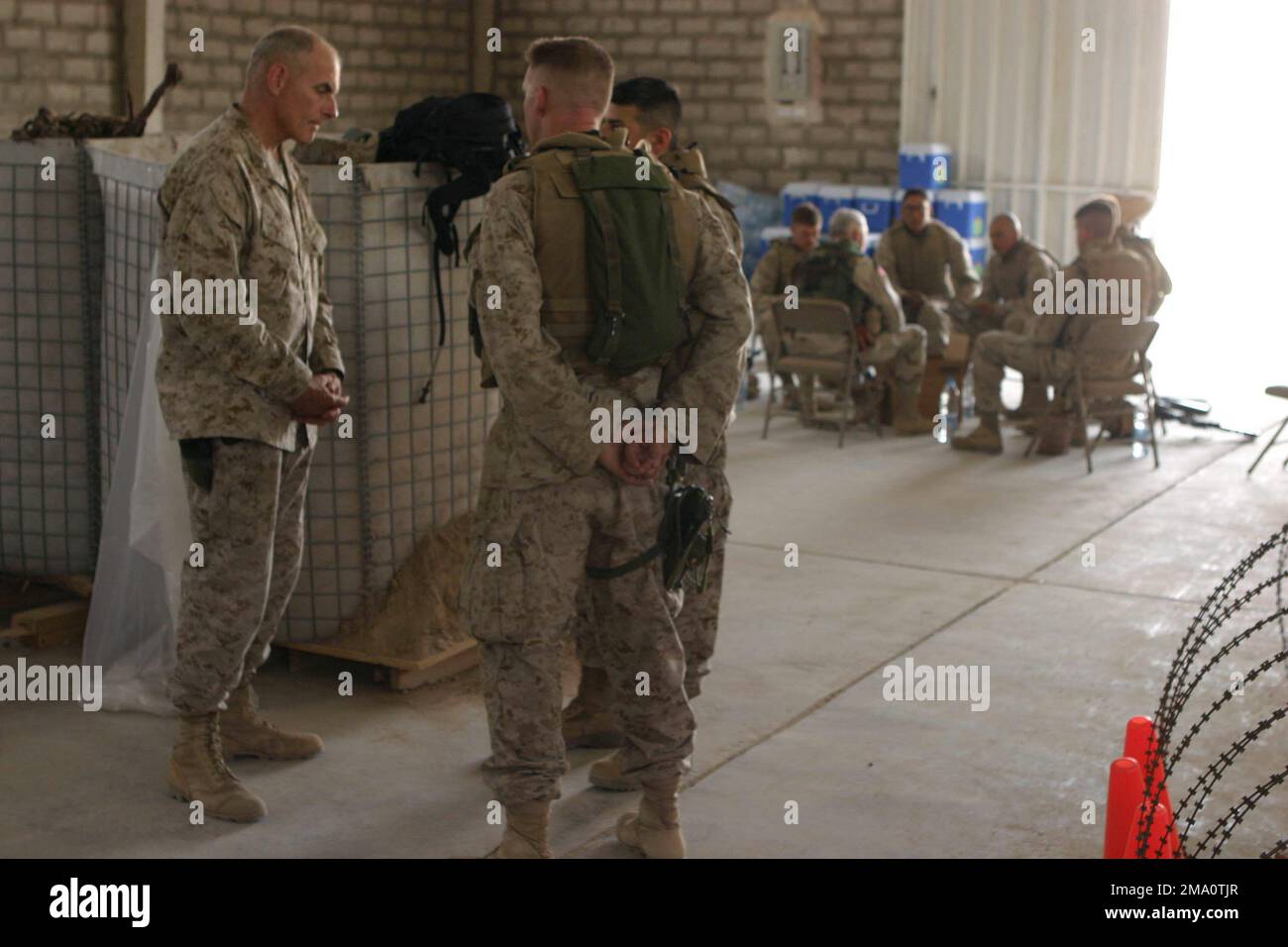 US Marine Corps (USMC) Brigadegeneral (BGEN) John F. Kelly (links), Stellvertretender Befehlshaber der Division, 1. Marine Division (MAR DIV), spricht während der Operation „IRAQI FREEDOM“ mit Marines der Bravo Company, 1. Bataillon (BN), 5. Marines (MAR DIV), 1. Marine Division (MAR DIV) bei einem Besuch in Al Shahabi, Irak. BGEN Kelly begleitete Generalleutnant Thomas F. Metz (Hintergrund) der US-Armee (USA), der General III Corps befehligte, in die Region. Die MAR DIV 1. ist in der Region in Sicherheits- und Stabilisierungsoperationen (SASO) tätig. Basis: Al-Shahabi-Staat: Al-Anbar-Land: Irak (IRQ) Stockfoto