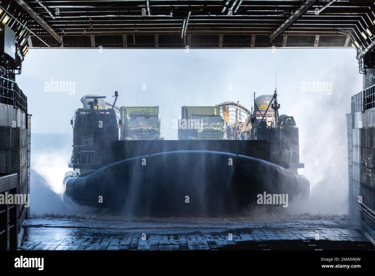 220522-N-VQ947-1072 PAZIFIK (22. Mai 2022) — Ein Landungsschiff, Luftkissen (LCAC), das das Bohrdeck der Amphibiendock der San Antonio-Klasse USS Portland (LPD 27), 22. Mai 2022 betritt. Portland führt gerade Routineeinsätze in der US-3.-Flotte durch. Stockfoto