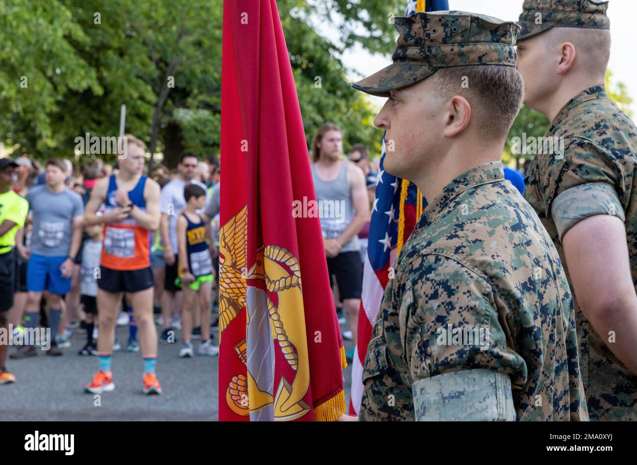 USA Marines von Marinestützpunkt Quantico erwarten den Beginn des Semper 5ive, neben der JamesMonroe High School, Fredericksburg, Virginia, 22. Mai 2022. Der Semper 5ive ist eine 3,1 km lange Strecke, die von den USA für Leichtathletik und Leichtathletik zertifiziert ist und sich durch die wunderschönen historischen Straßen von Fredericksburg schlängelt. So wird die körperliche Fitness gefördert, der Wohlwollen in der Gemeinde geweckt und die organisatorischen Fähigkeiten des Marine Corps demonstriert. Stockfoto