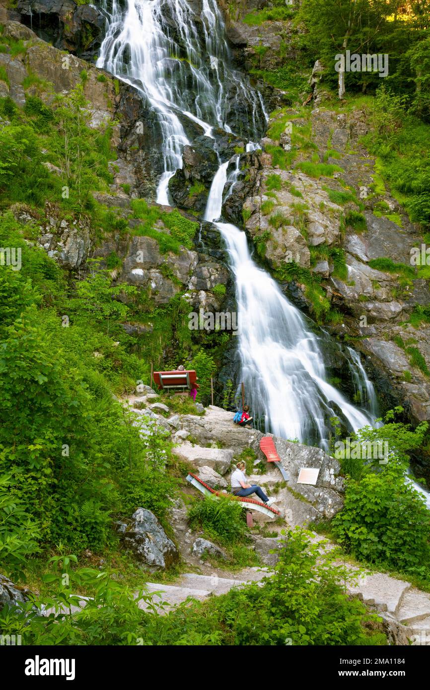 Menschen am Todtnau-Wasserfall, Todtnau, Schwarzwald, Baden-Württemberg, Deutschland Stockfoto