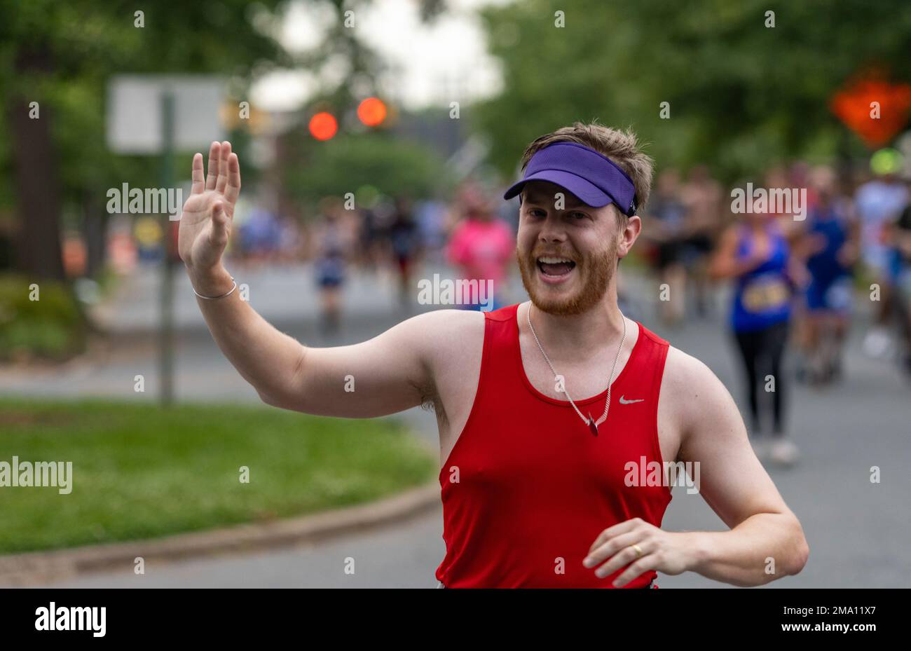 Chapin O Baxter aus Fredericksburg, Virginia, nimmt am 15. Annual Marine Corps Historic Half Marathon (MCHH) in Fredericksburg, Virginia, am 22. Mai 2022 Teil. The Historic Half ist ein 13,1 km langes Rennen, bei dem etwa 4.000 Teilnehmer zur Förderung der körperlichen Fitness, zur Schaffung von Wohlwollen in der Gemeinde und zur Präsentation der organisatorischen Fähigkeiten des Marine Corps eingeladen wurden. Die Veranstaltung umfasste auch die Semper Five, 5 Meilen, und das Devil Dog Double, 18,1 Meilen. Stockfoto