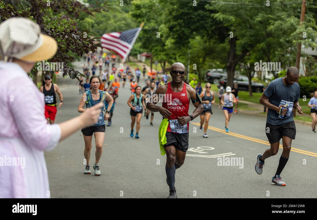 Durbois Zim aus Fairfax, Virginia, ist Teilnehmer der 15. Annual Marine Corps Historic Half (MCHH) und lächelt, während er am 22. Mai 2022 durch das historische Fredericksburg, Virginia, läuft. The Historic Half ist ein 13,1 km langes Rennen, bei dem etwa 4.000 Teilnehmer zur Förderung der körperlichen Fitness, zur Schaffung von Wohlwollen in der Gemeinde und zur Präsentation der organisatorischen Fähigkeiten des Marine Corps eingeladen wurden. Die Veranstaltung umfasste auch die Semper Five, 5 Meilen, und das Devil Dog Double, 18,1 Meilen. Stockfoto