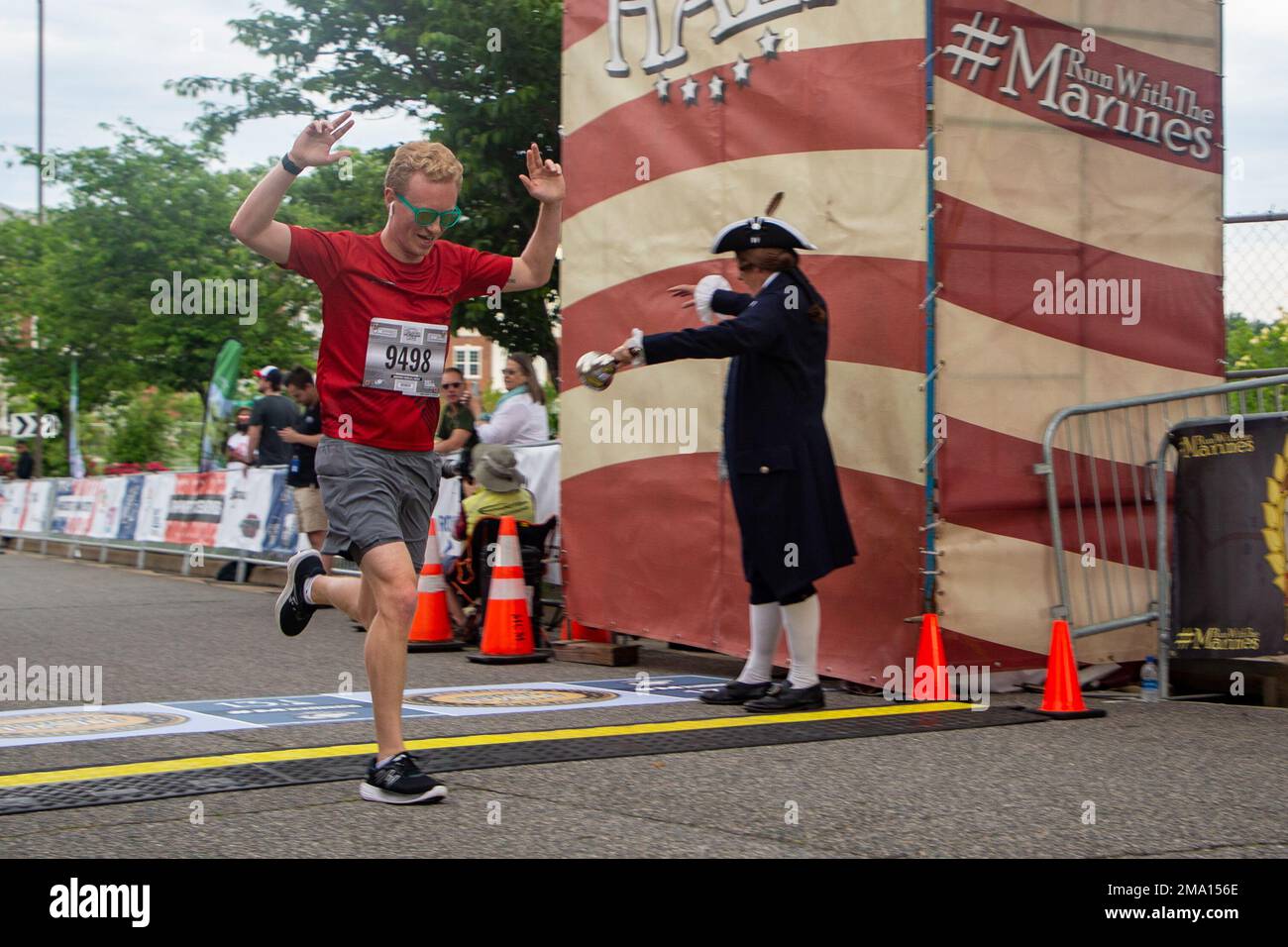 Tristan Amond aus Syracuse, New York, beendet die Semper 5ive im Fredericksburg Expo and Conference Center, Fredericksburg, Virginia, 22. Mai 2022. The Historic Half ist ein 13,1 km langes Rennen, bei dem etwa 4.000 Teilnehmer zur Förderung der körperlichen Fitness, zur Schaffung von Wohlwollen in der Gemeinde und zur Präsentation der organisatorischen Fähigkeiten des Marine Corps eingeladen wurden. Die Veranstaltung umfasste auch die Semper Five, 5 Meilen, und das Devil Dog Double, 18,1 Meilen. Stockfoto