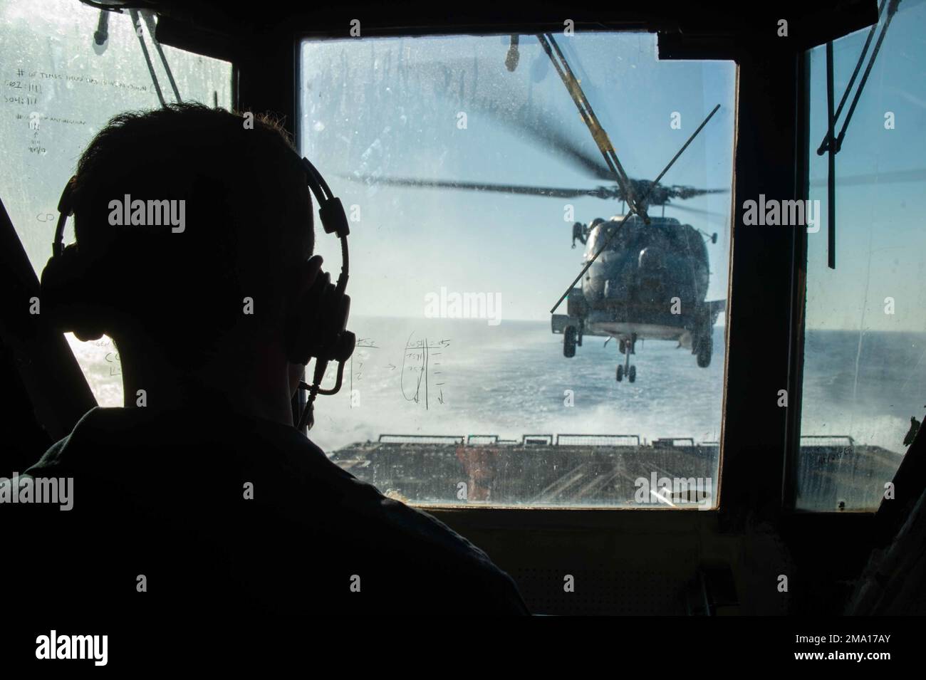 220522-N-UP745-1042 SEELEUTE DER TYRRHENISCHEN SEE (22. Mai 2022) an Bord der Arleigh-Burke-Klasse-Guided-Missile Destroyer USS Jason Dunham (DDG 109) führen Flugbetrieb im Tyrrhenischen Meer durch, 22. Mai 2022. Jason Dunham ist auf einem geplanten Einsatz in den USA Marinestreitkräfte Europa Einsatzgebiet, angestellt von den USA Sechste Flotte zur Verteidigung der Interessen der USA, Allied und Partner. Stockfoto