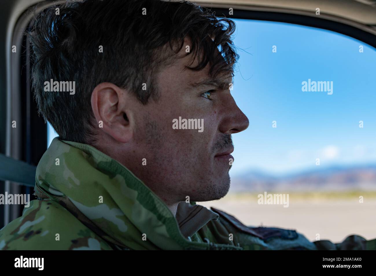 USA Air Force Senior Airman Caleb Redner, 366. Munitions Squadron Munitions Controller, Mountain Home Air Force Base, Idaho, fährt ein Fahrzeug auf der Fluglinie, nachdem er auf eine simulierte Verletzung am Wendover Airfield, Wendover, Utah, 21. Mai 2022 reagiert hatte. Flugzeuge während der Raging Gunfighter 22-2 wurden mit einer Reihe von Szenarien konfrontiert, die sie ermutigten, ihre Rolle als multifähige Flugzeuge anzunehmen. Stockfoto